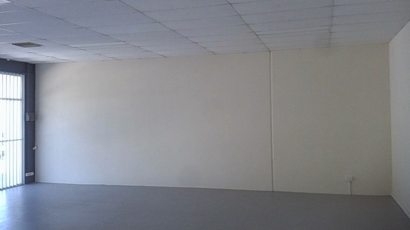 PRIME SHOWROOM / WAREHOUSE LOCATED RIGHT OFF THE FREEWAY