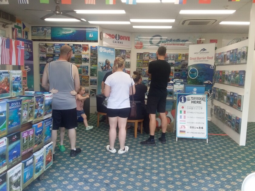 CAIRNS ESPLANADE RETAIL SHOP FREEHOLD FOR SALE