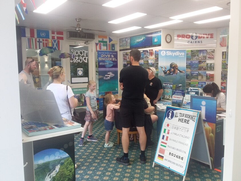CAIRNS ESPLANADE RETAIL SHOP FREEHOLD FOR SALE
