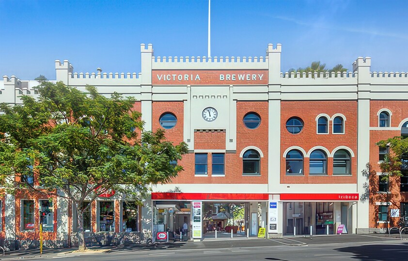 Iconic City-Edge Lifestyle: Just Steps Away from Fitzroy Gardens & MCG