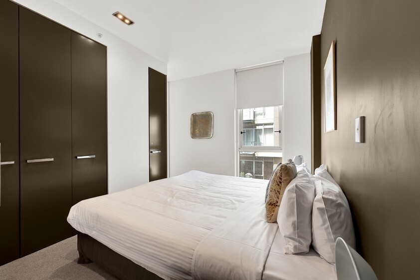 Iconic City-Edge Lifestyle: Just Steps Away from Fitzroy Gardens & MCG