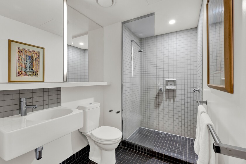Iconic City-Edge Lifestyle: Just Steps Away from Fitzroy Gardens & MCG