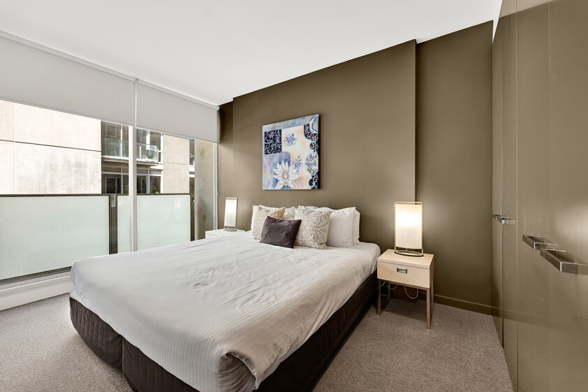 Iconic City-Edge Lifestyle: Just Steps Away from Fitzroy Gardens & MCG