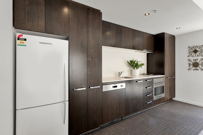 Iconic City-Edge Lifestyle: Just Steps Away from Fitzroy Gardens & MCG