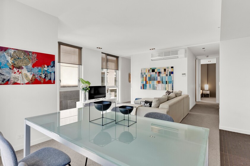 Iconic City-Edge Lifestyle: Just Steps Away from Fitzroy Gardens & MCG