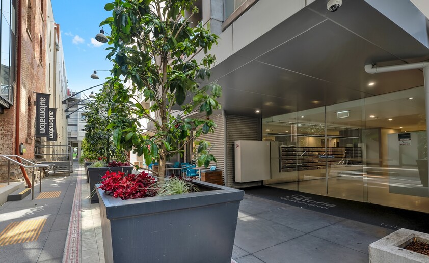 Iconic City-Edge Lifestyle: Just Steps Away from Fitzroy Gardens & MCG