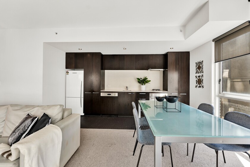 Iconic City-Edge Lifestyle: Just Steps Away from Fitzroy Gardens & MCG