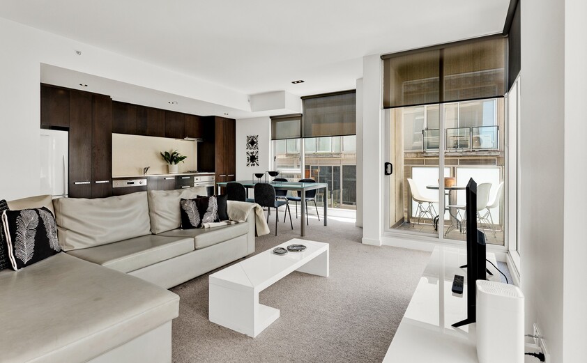 Iconic City-Edge Lifestyle: Just Steps Away from Fitzroy Gardens & MCG
