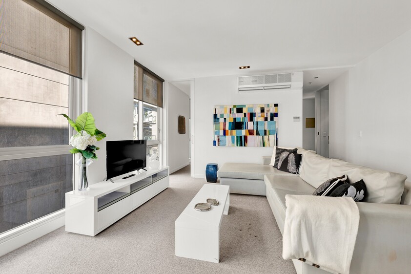 Iconic City-Edge Lifestyle: Just Steps Away from Fitzroy Gardens & MCG