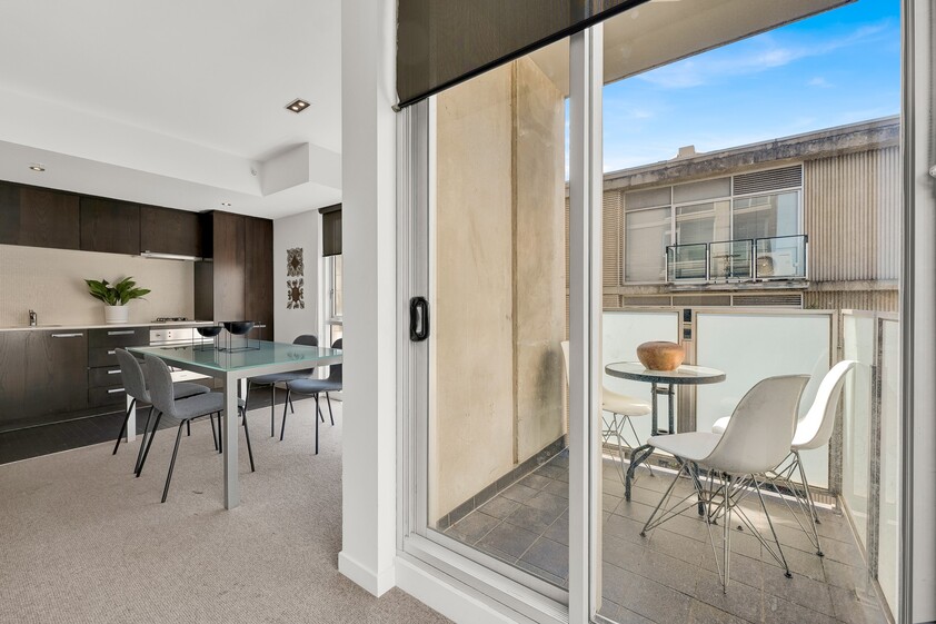 Iconic City-Edge Lifestyle: Just Steps Away from Fitzroy Gardens & MCG