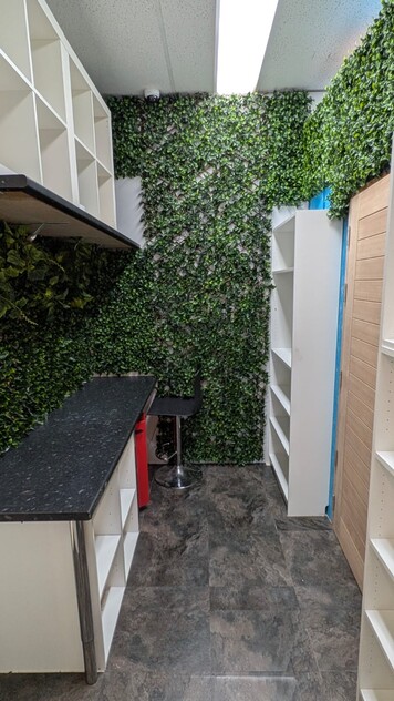 Easily accessible showroom or office