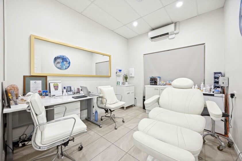 FOR SALE OR FOR LEASE Ideal for, Medical Clinic, Offices, Hairdressers, Etc..,