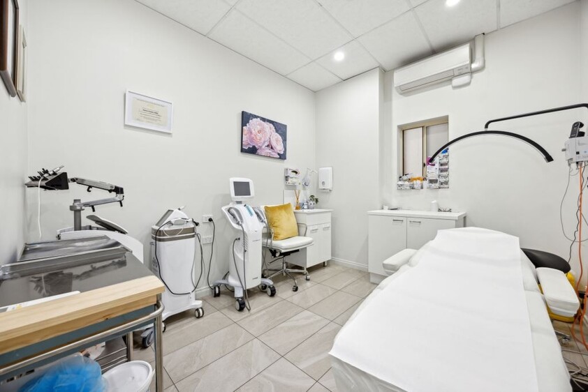FOR SALE OR FOR LEASE Ideal for, Medical Clinic, Offices, Hairdressers, Etc..,