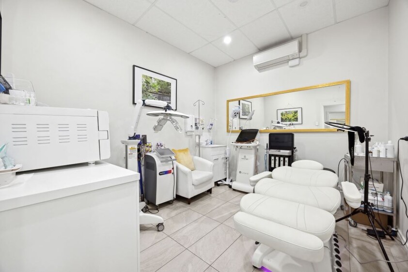 FOR SALE OR FOR LEASE Ideal for, Medical Clinic, Offices, Hairdressers, Etc..,