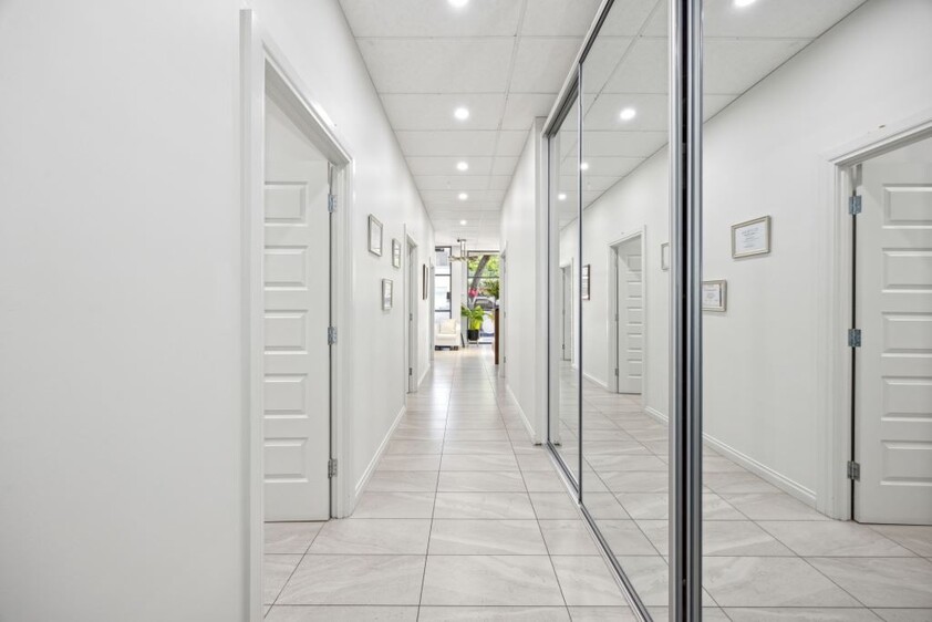 FOR SALE OR FOR LEASE Ideal for, Medical Clinic, Offices, Hairdressers, Etc..,