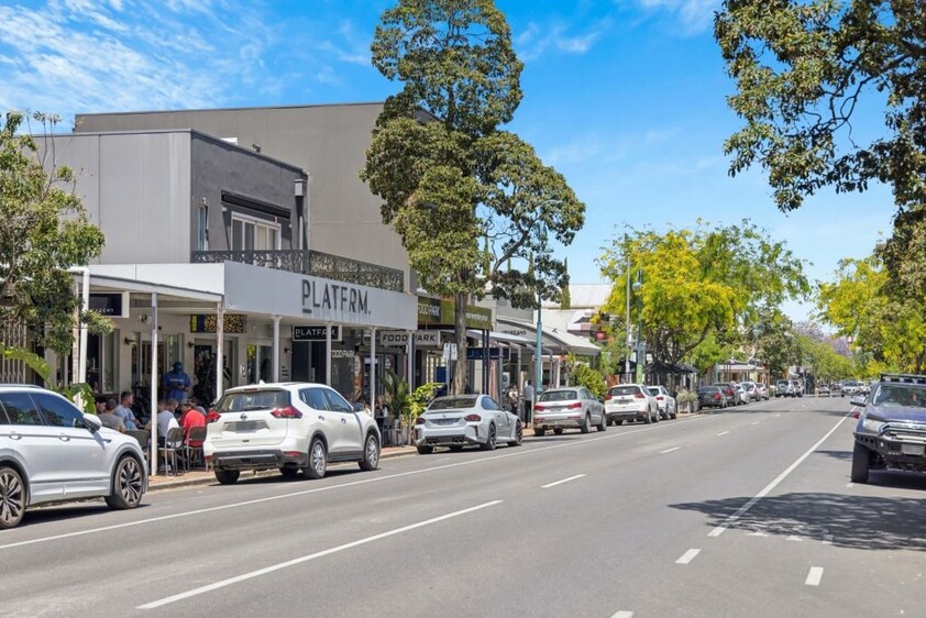 FOR SALE OR FOR LEASE Ideal for, Medical Clinic, Offices, Hairdressers, Etc..,