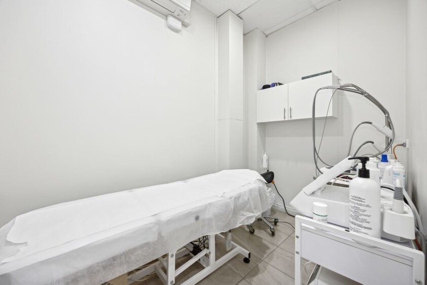 FOR SALE OR FOR LEASE Ideal for, Medical Clinic, Offices, Hairdressers, Etc..,