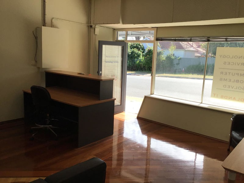 OFFICE WITH STREET EXPOSURE