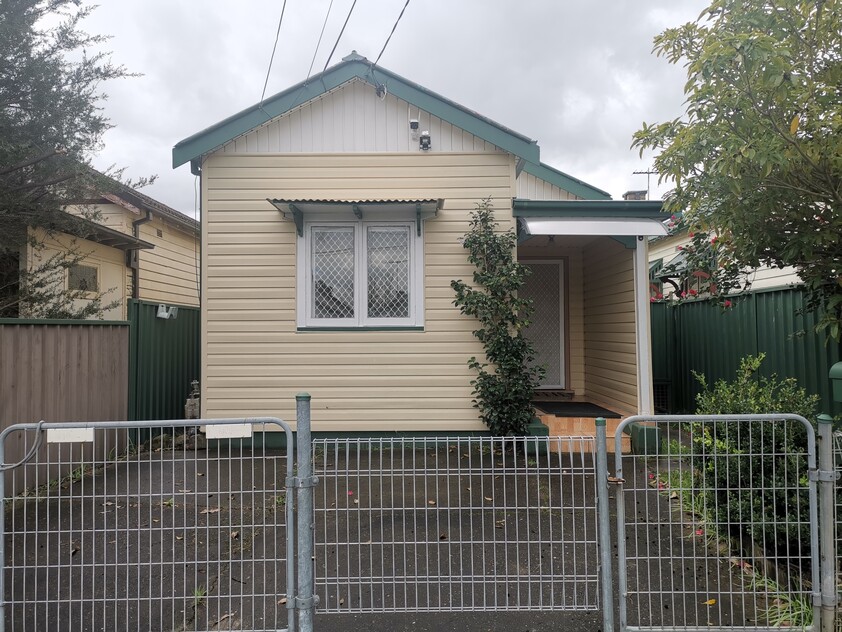 quiet street house with 2 bedrooms + 1 study room, 2 toilets, 1 bathroom, 1 shower room
