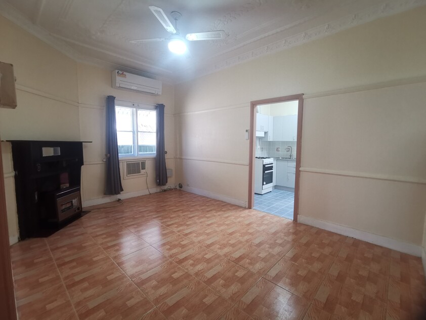 quiet street house with 2 bedrooms + 1 study room, 2 toilets, 1 bathroom, 1 shower room