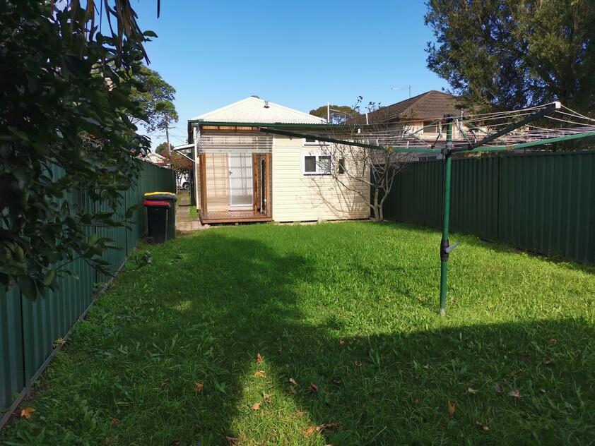 quiet street house with 2 bedrooms + 1 study room, 2 toilets, 1 bathroom, 1 shower room