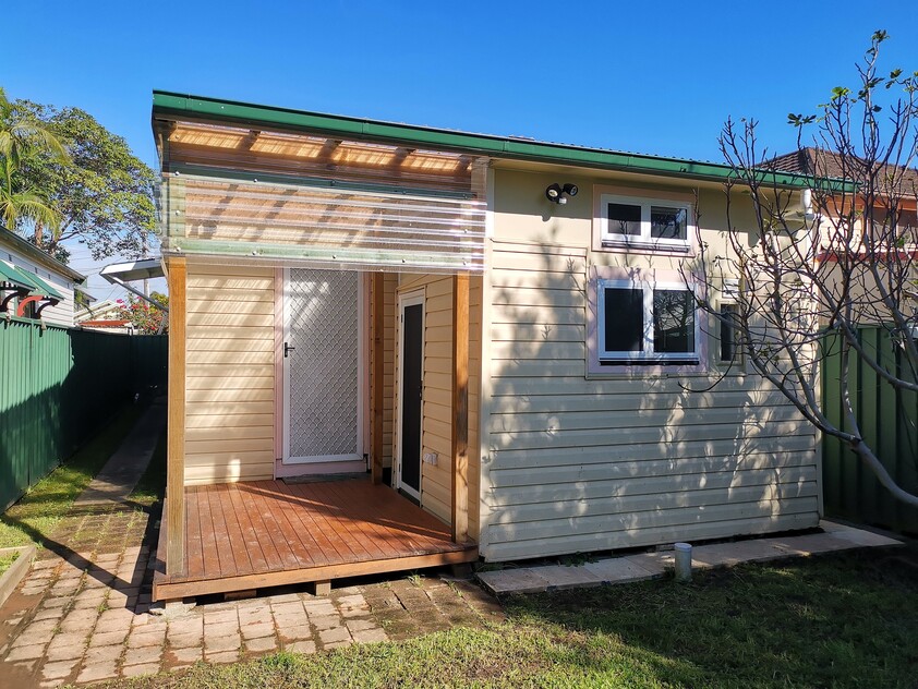 quiet street house with 2 bedrooms + 1 study room, 2 toilets, 1 bathroom, 1 shower room
