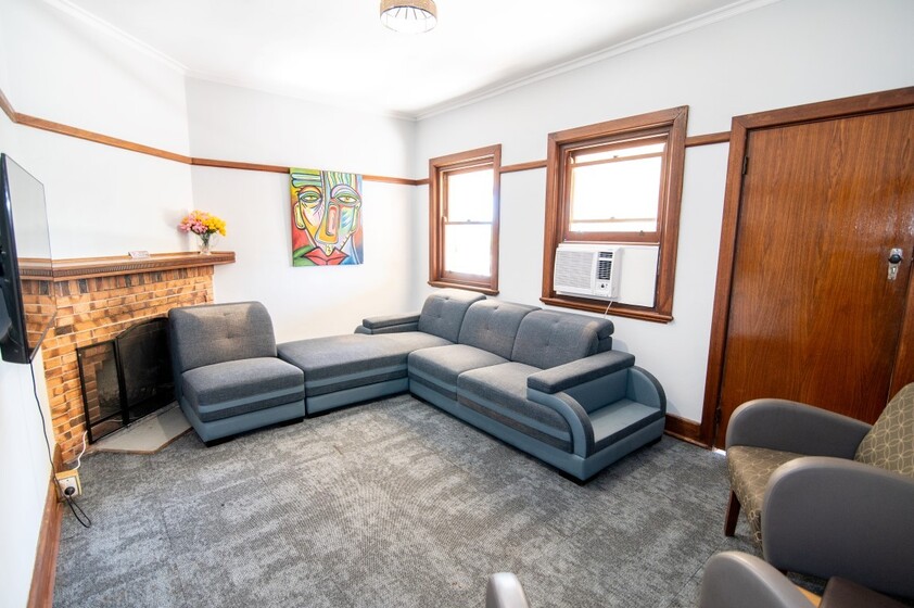 Affordable Worker Accommodation Private Room in Historic Hotel | All Bills Included