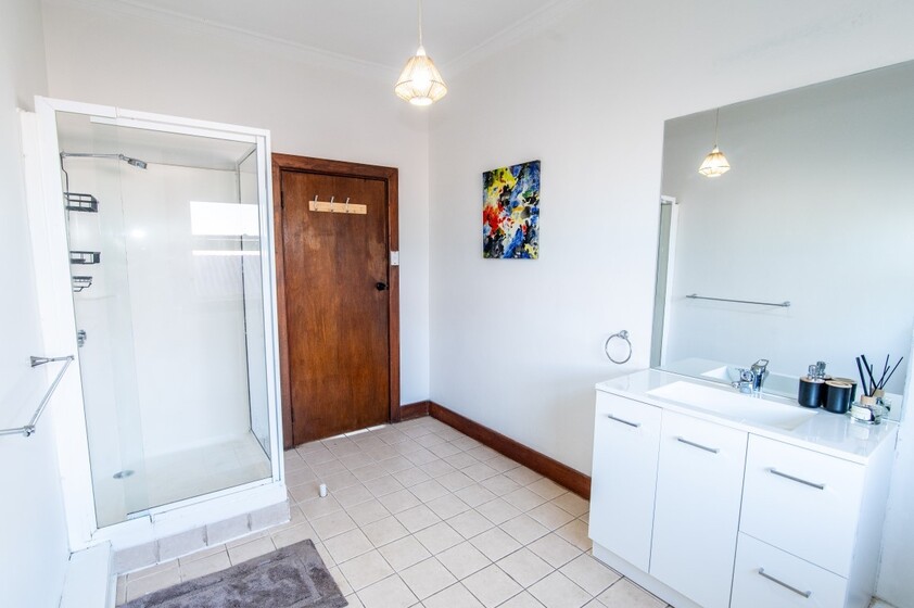 Affordable Worker Accommodation Private Room in Historic Hotel | All Bills Included