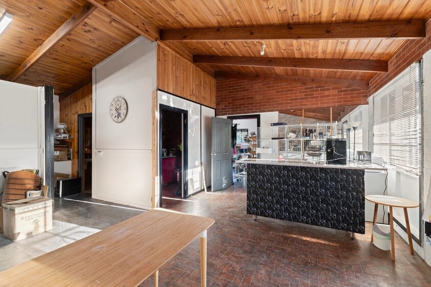 Perfectly position high profile commercial freehold