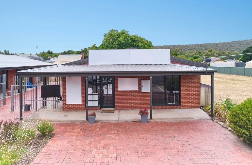 Perfectly position high profile commercial freehold