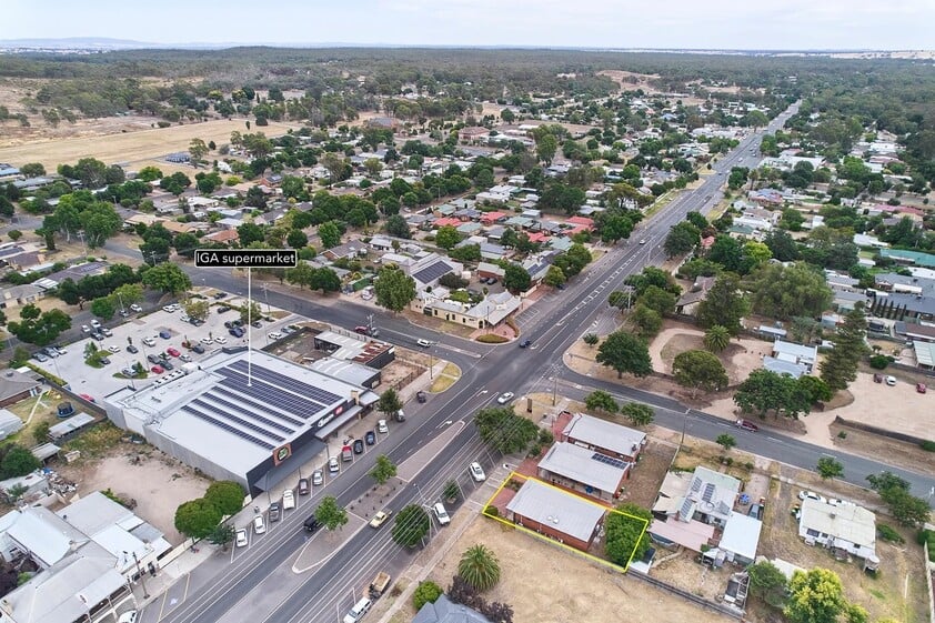Perfectly position high profile commercial freehold