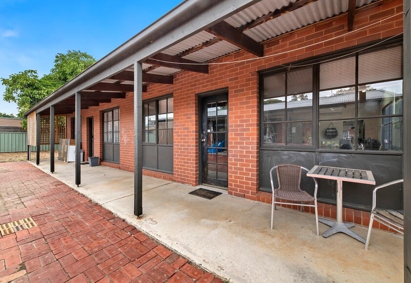Perfectly position high profile commercial freehold