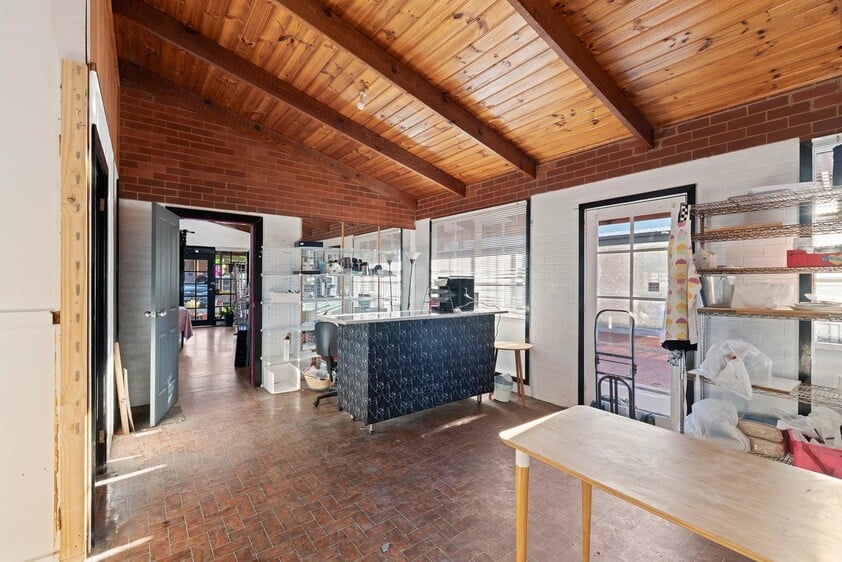 Perfectly position high profile commercial freehold