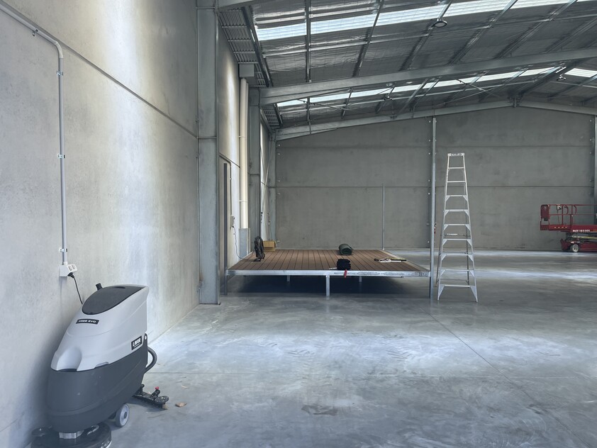 LARGE INDUSTRIAL OFFICE/FACTORY