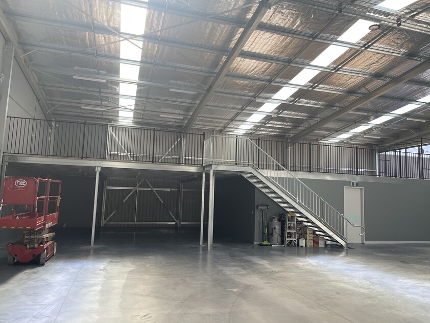 LARGE INDUSTRIAL OFFICE/FACTORY