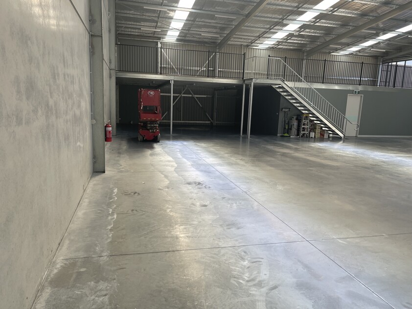 LARGE INDUSTRIAL OFFICE/FACTORY