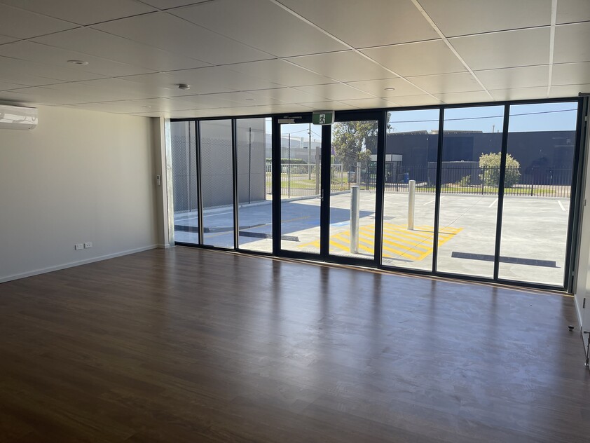 LARGE INDUSTRIAL OFFICE/FACTORY