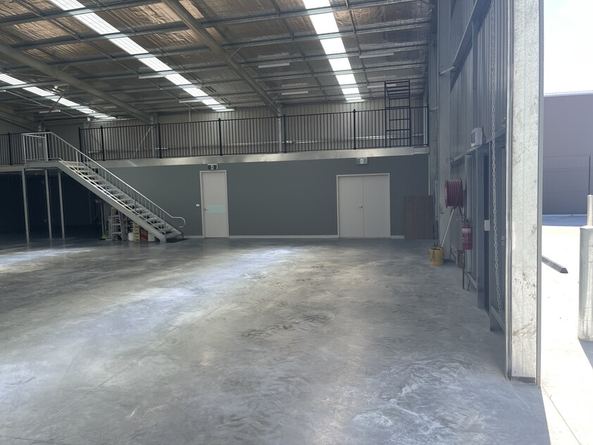 LARGE INDUSTRIAL OFFICE/FACTORY