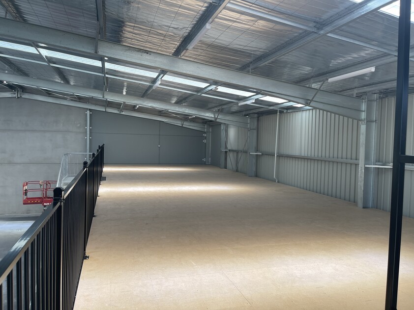 LARGE INDUSTRIAL OFFICE/FACTORY