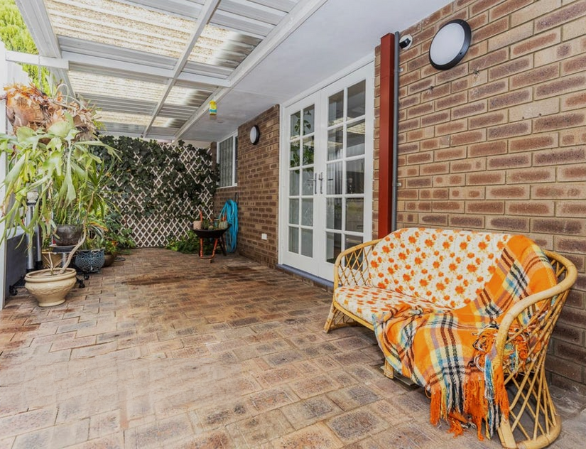 Charming Light Filled 2-Bedroom Villa with Study in Tuart Hill