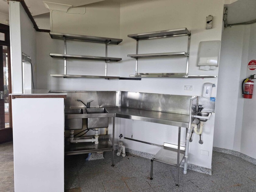 AREA 88 M2 - “COMMERCIAL KITCHEN/OFFICE” MAPLETON VIEWS