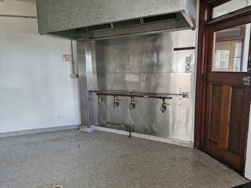 AREA 88 M2 - “COMMERCIAL KITCHEN/OFFICE” MAPLETON VIEWS