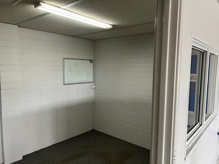 Fantastic Frontage Exposure for this 113sqm Office/Showroom/Workshop/Warehouse