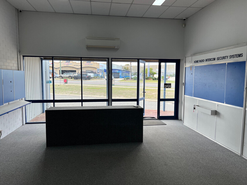 Fantastic Frontage Exposure for this 113sqm Office/Showroom/Workshop/Warehouse