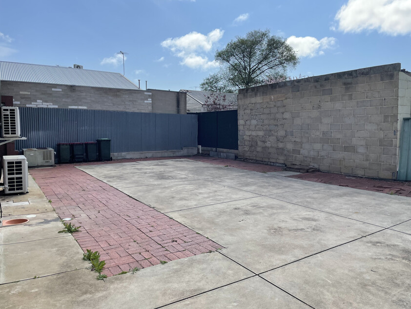 Prominent & Prime 2-Level Commercial/Retail Building