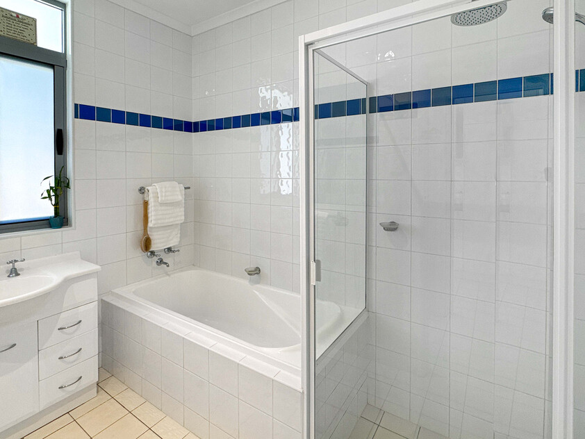 Family Comfort, Entertainer’s Paradise & Stunning Mt Gillen Views