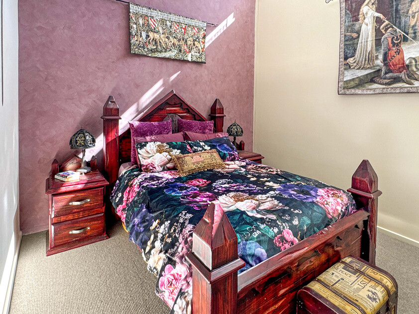 Family Comfort, Entertainer’s Paradise & Stunning Mt Gillen Views