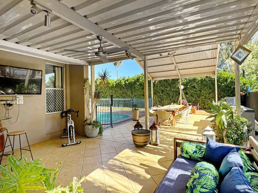 Family Comfort, Entertainer’s Paradise & Stunning Mt Gillen Views