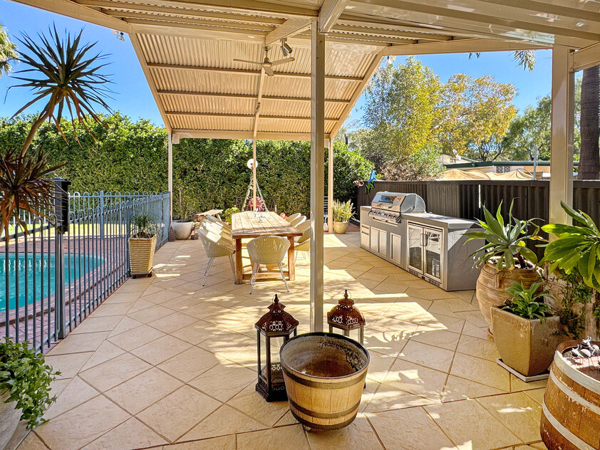 Family Comfort, Entertainer’s Paradise & Stunning Mt Gillen Views
