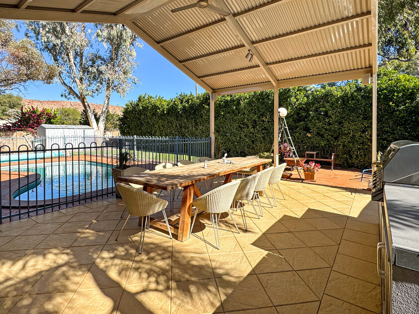 Family Comfort, Entertainer’s Paradise & Stunning Mt Gillen Views